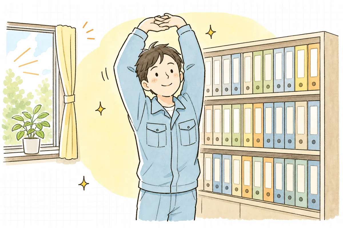 保存期限の目印を付け終え、整った書類棚の前で穏やかに一息つく産廃の現場担当者